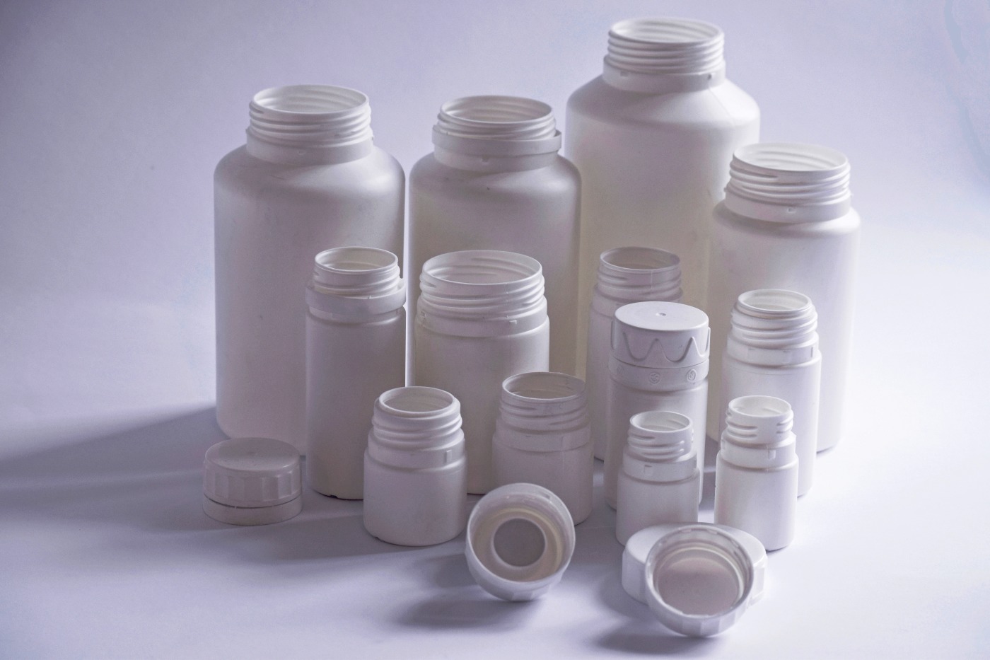 Bottles with tamper evident caps for the packaging of tablets and capsules