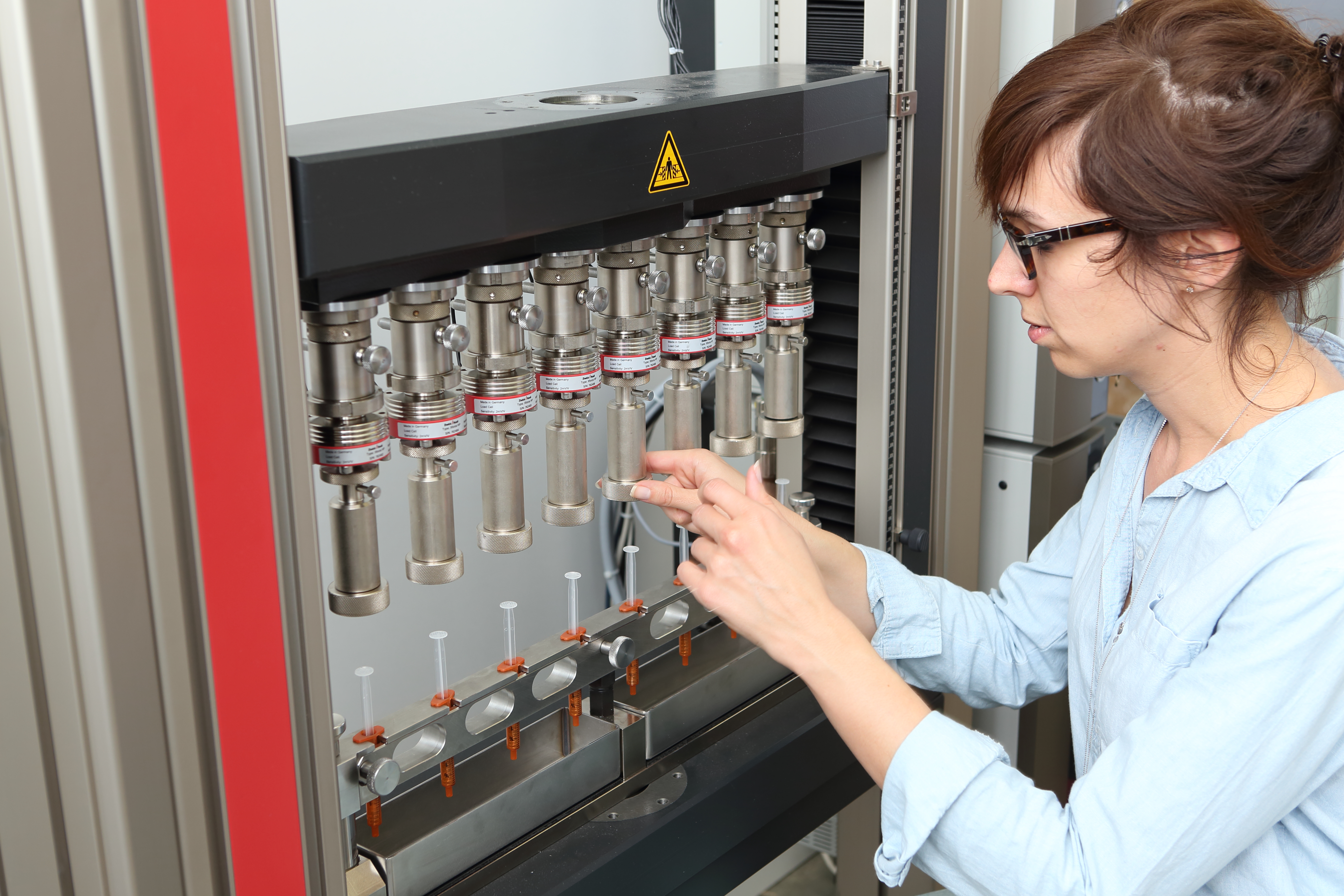 Parallel testing of the breakaway and glide force on up to 8 single-use syringes
