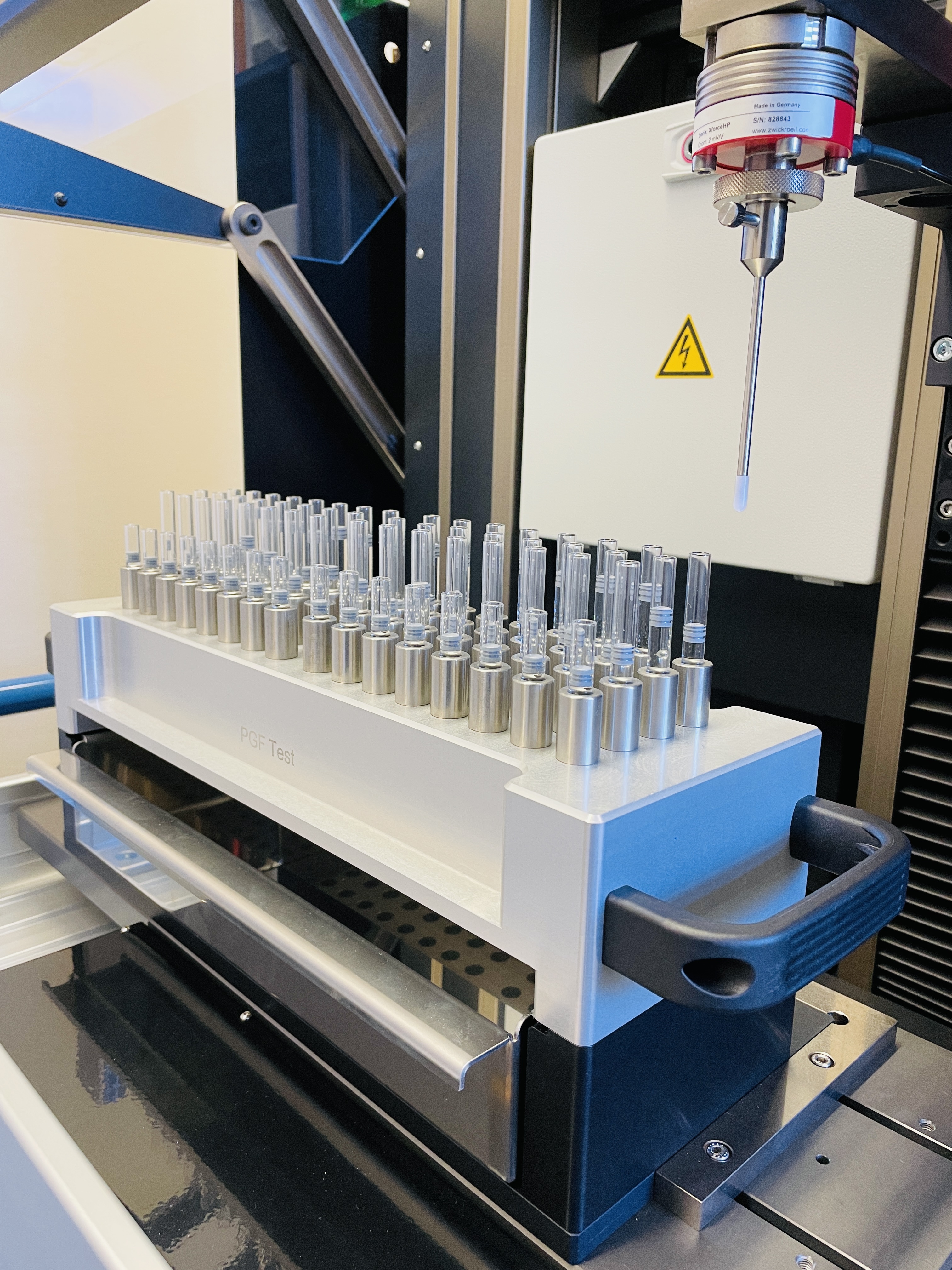 X-Y table: Plunger glide force tests on up to 64 prefilled syringes (PFS) or cartridges and simultaneous leakage testing