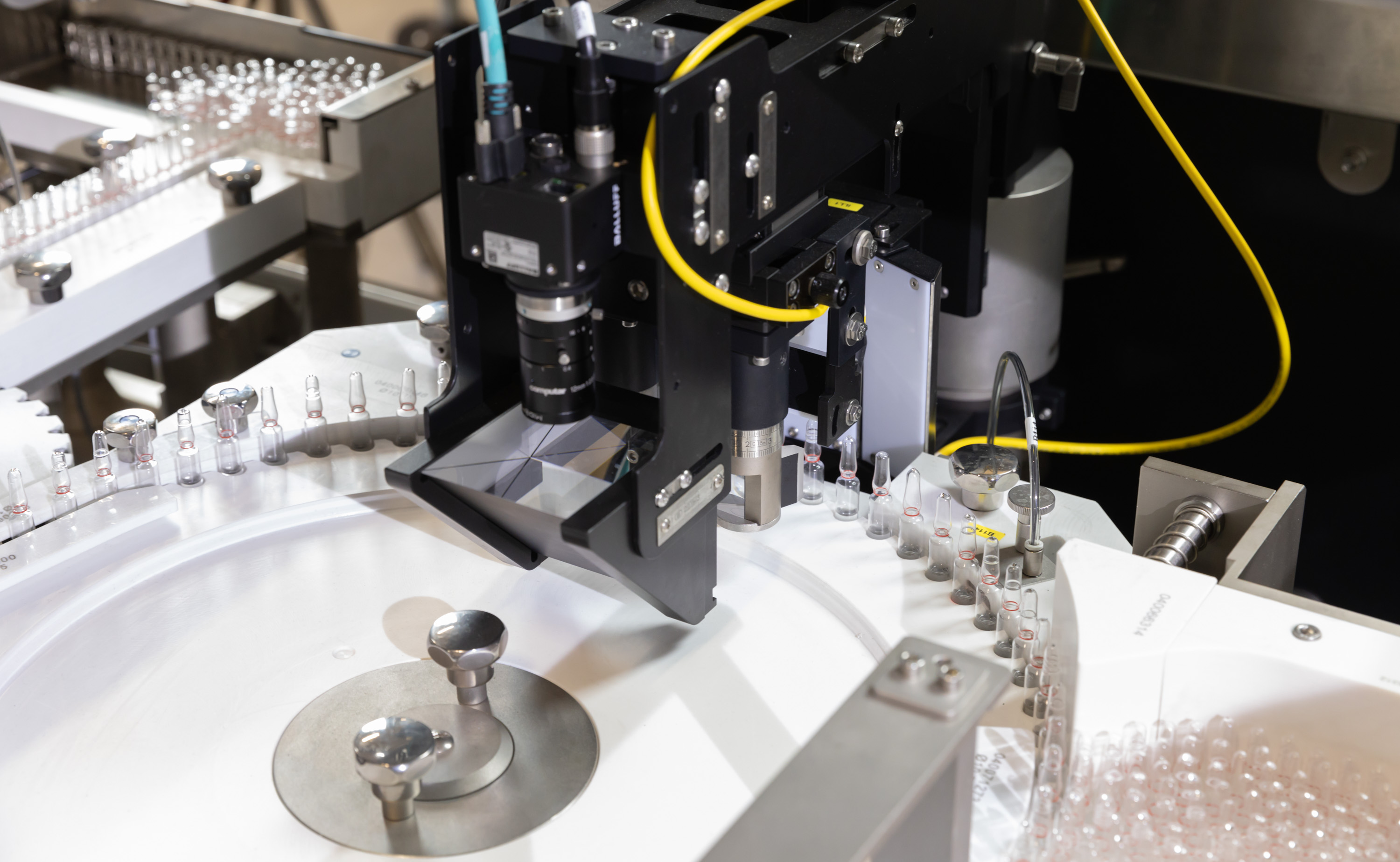 3-in-1 Inspection System: CCIT leak detection, AVI tip inspection, and labeling. 2