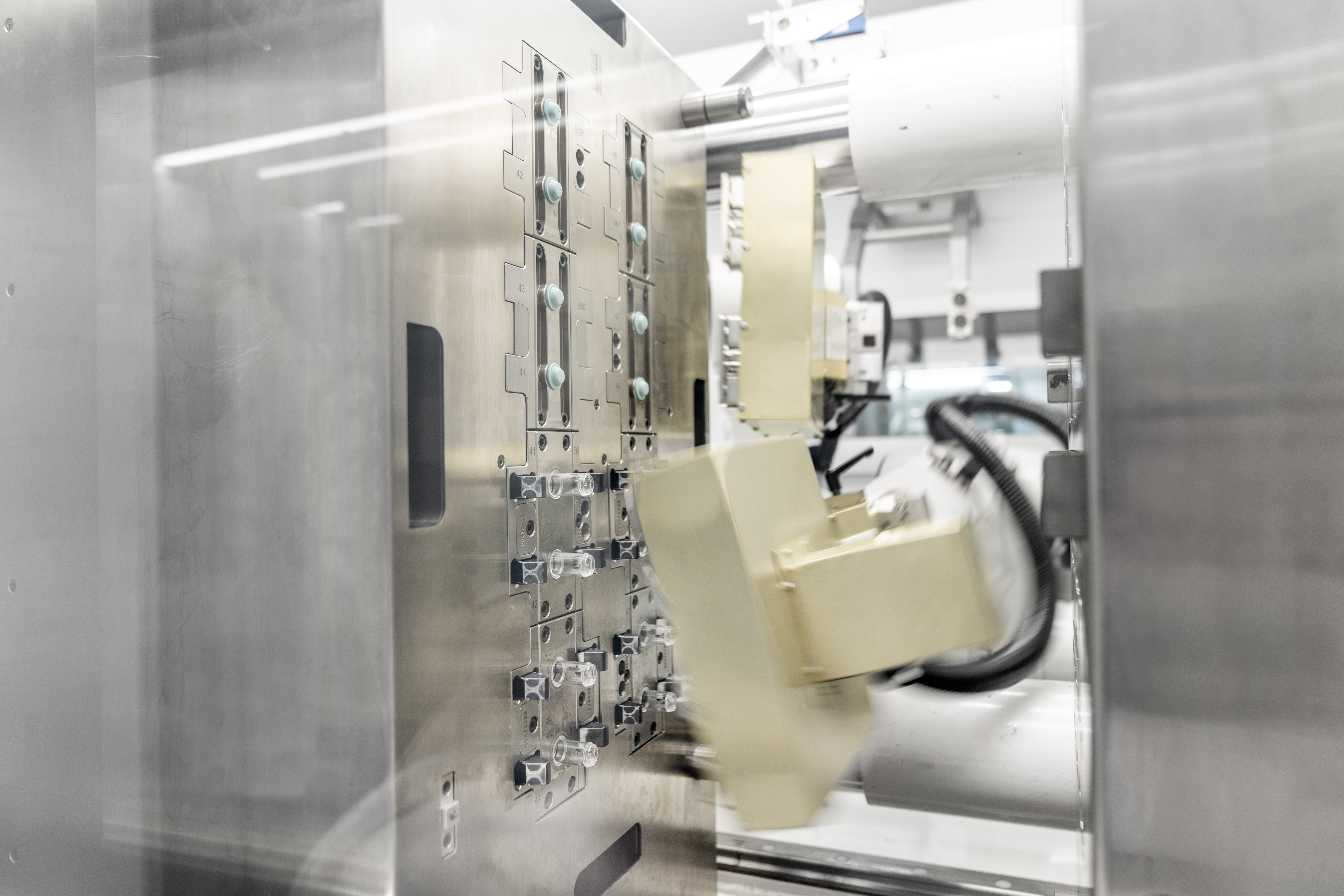 AT-Closed Vials® - RTF Vials for for injectable drugs, designed to be used in aseptic fill finish processing of biopharmaceutical drugs 3