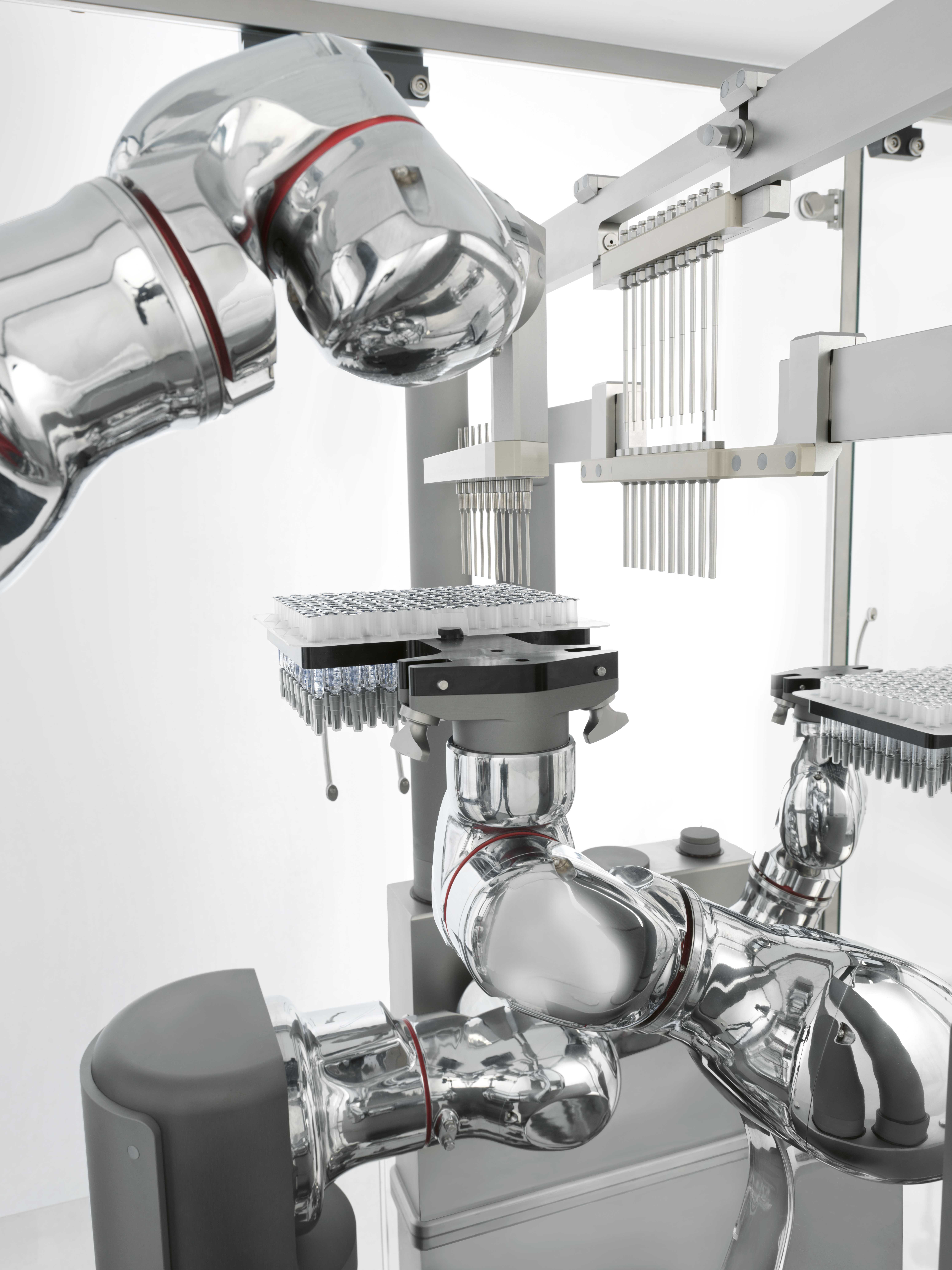 INJECTA 36, high-speed, advanced robotic processing for Ready-To-Use syringes 3