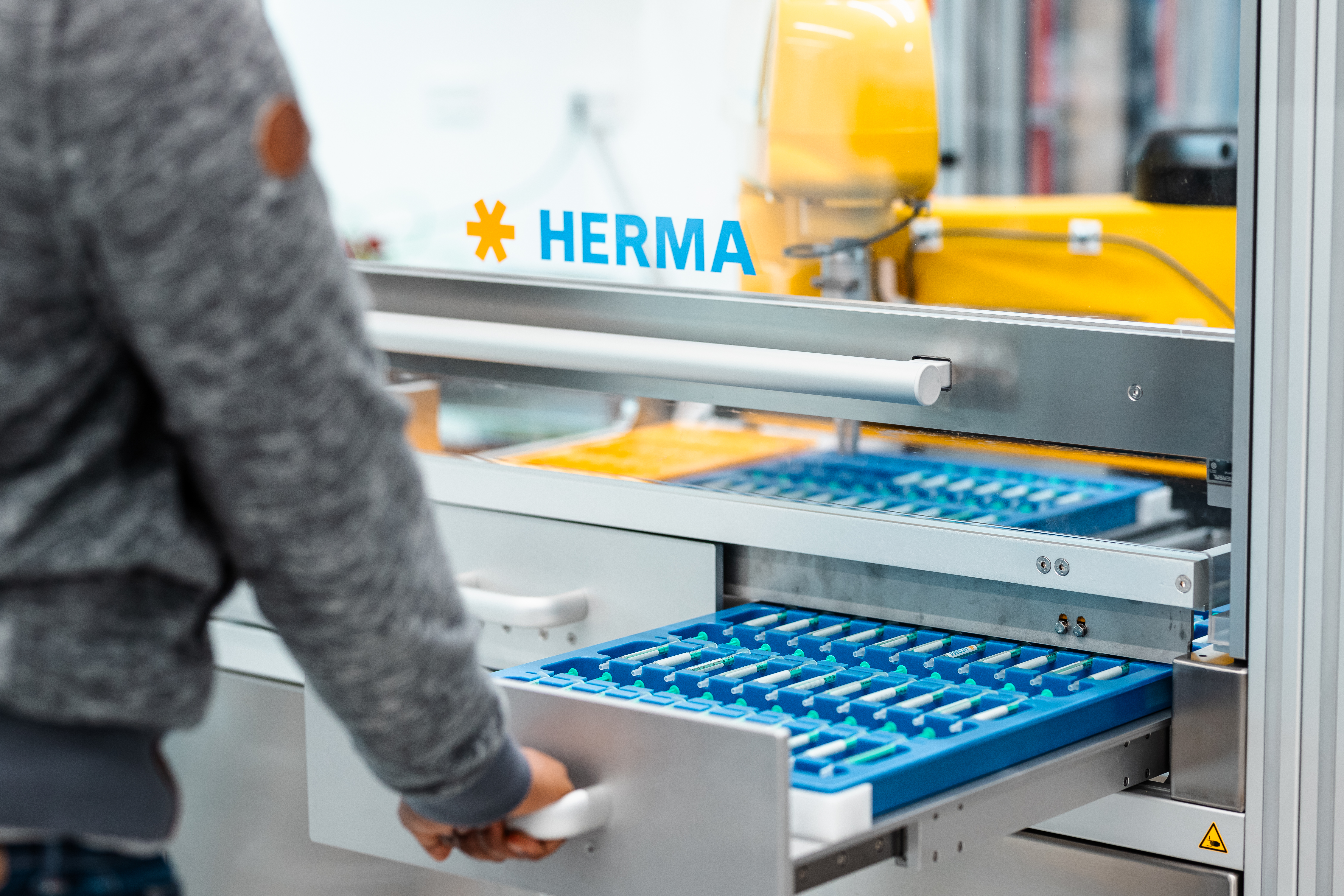 Robot-assisted labeling cell 211R HC 2