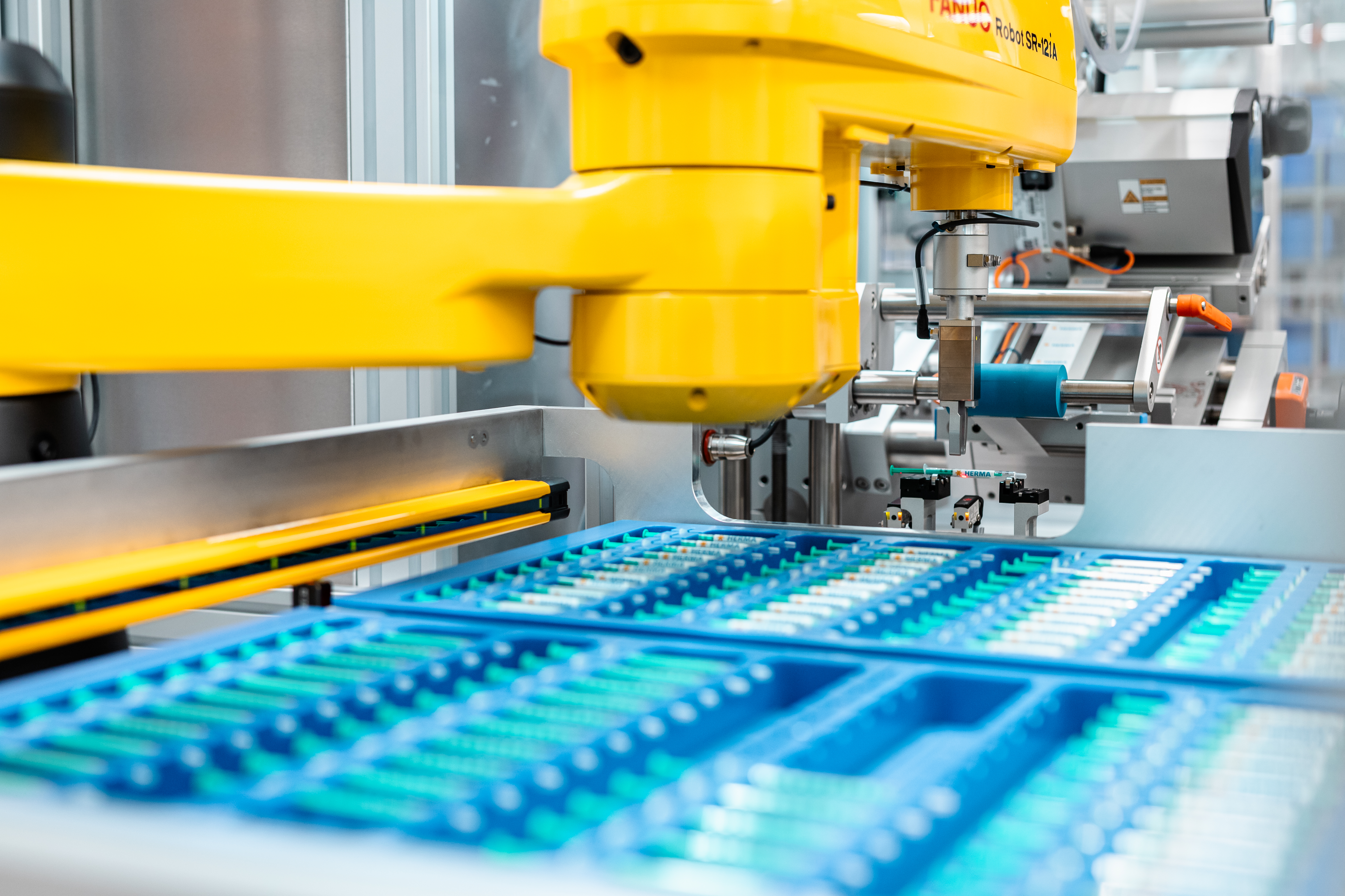 Robot-assisted labeling cell 211R HC 1